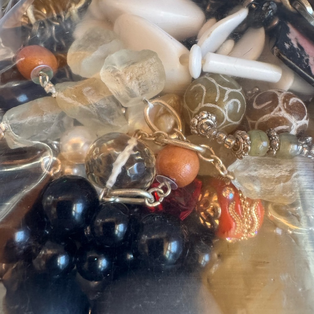 Ziplock bag filled with chunky (mostly) vintage necklaces - Picture 3 of 10